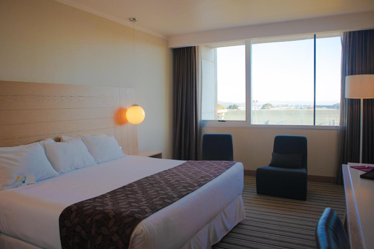 Wyndham Concepcion Pettra 호텔 외부 사진 A room at the hotel