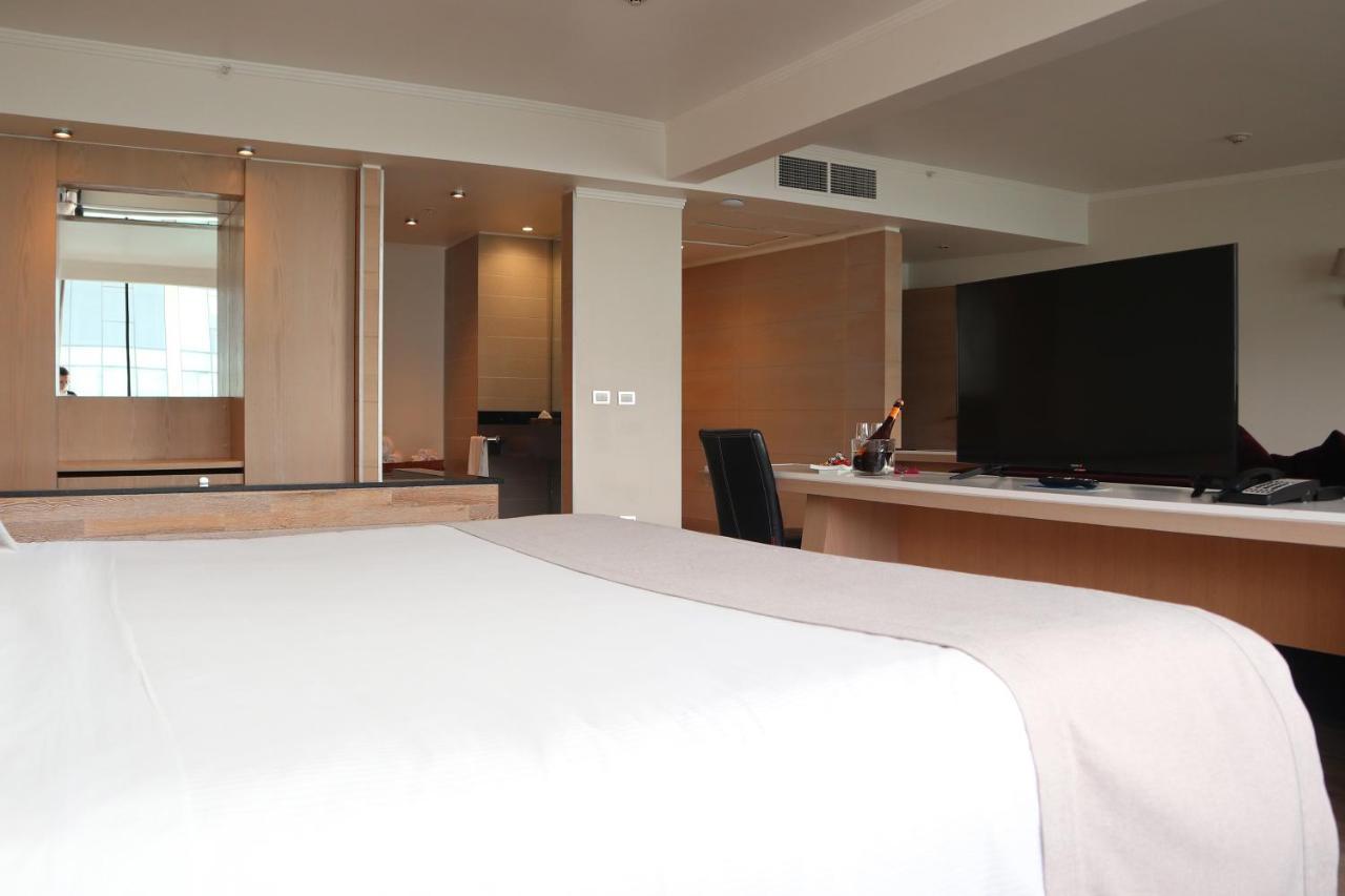 Wyndham Concepcion Pettra 호텔 외부 사진 A room at the hotel