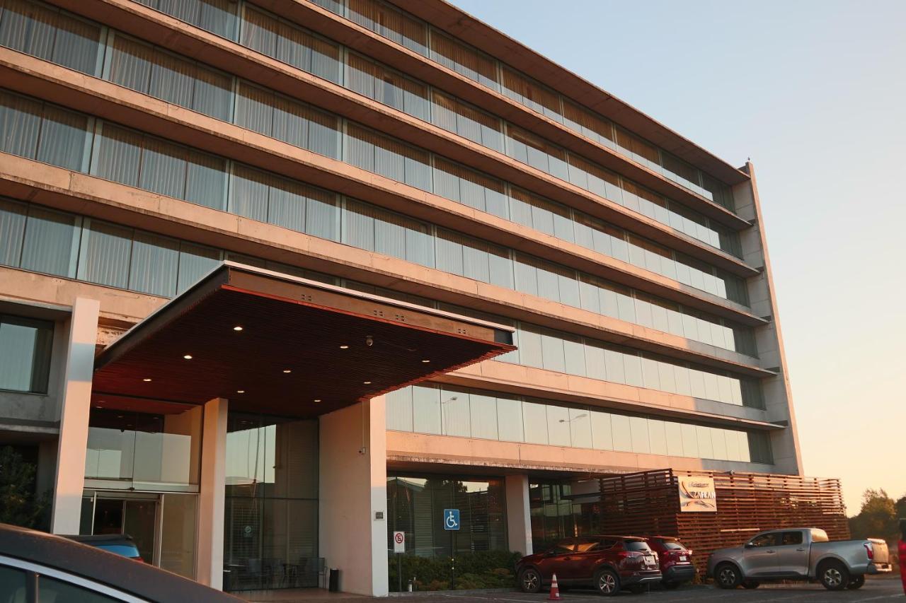 Wyndham Concepcion Pettra 호텔 외부 사진 The hotel's entrance