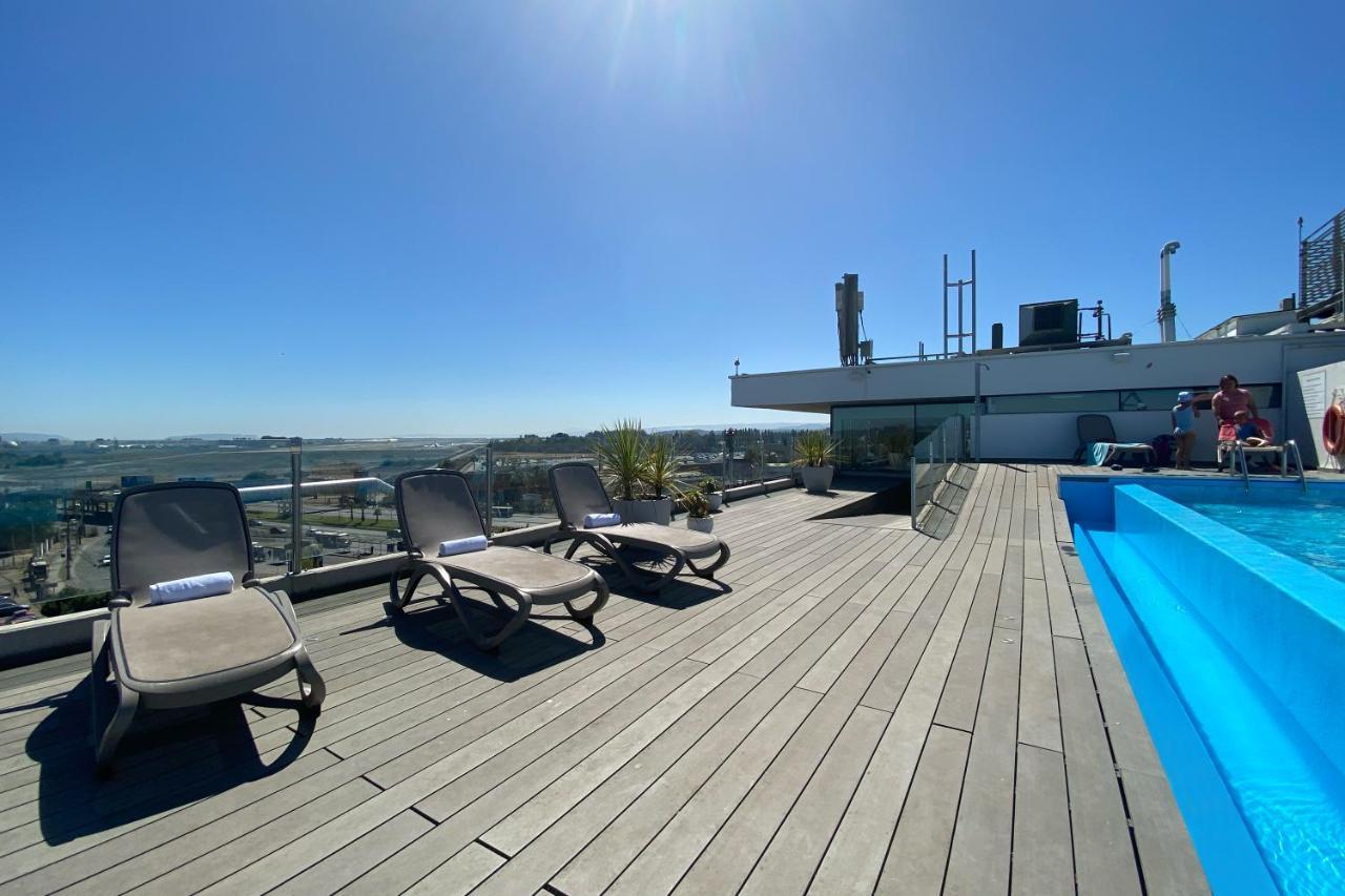 Wyndham Concepcion Pettra 호텔 외부 사진 Rooftop pool at the hotel