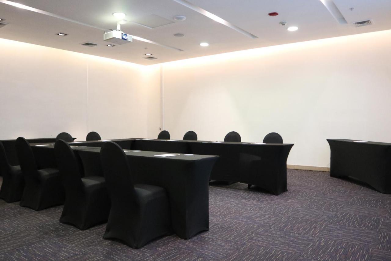 Wyndham Concepcion Pettra 호텔 외부 사진 A meeting room at the hotel