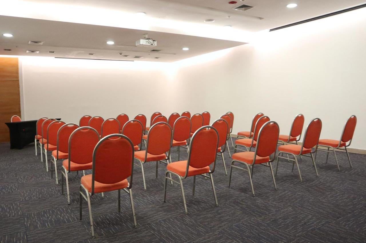 Wyndham Concepcion Pettra 호텔 외부 사진 A typical meeting room