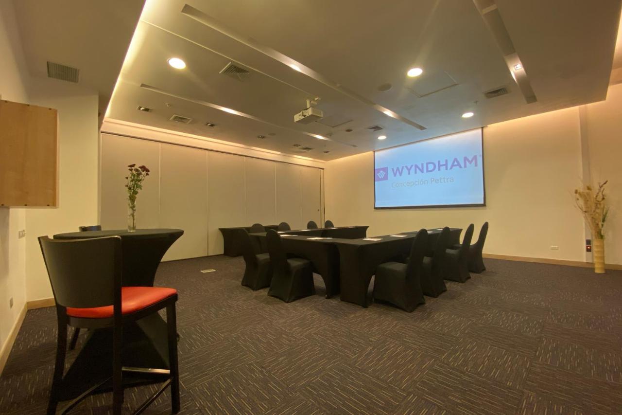 Wyndham Concepcion Pettra 호텔 외부 사진 The boardroom at the Wyndham office in Singapore
