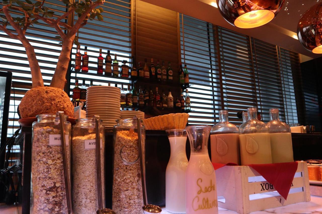 Wyndham Concepcion Pettra 호텔 외부 사진 A bar in a restaurant