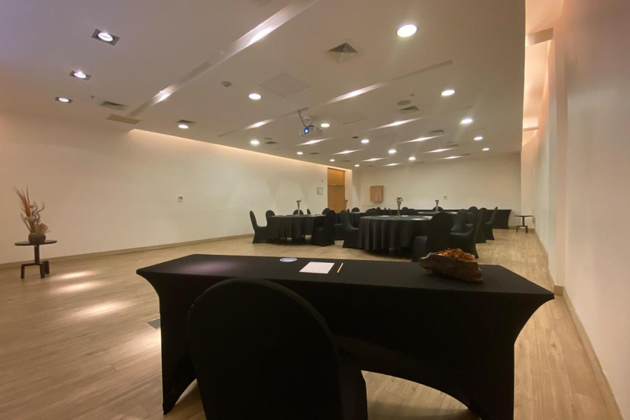 Wyndham Concepcion Pettra 호텔 외부 사진 The interior of the meeting room