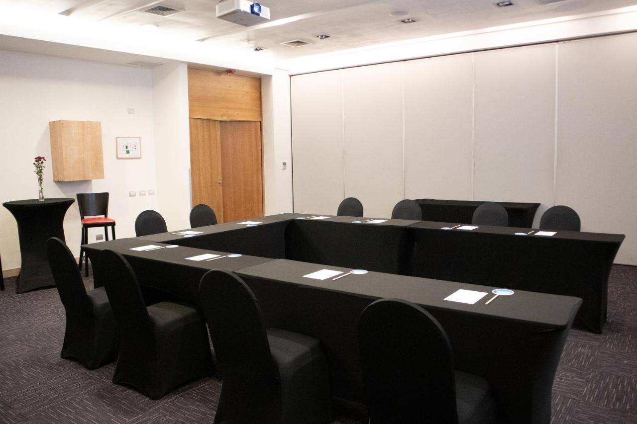 Wyndham Concepcion Pettra 호텔 외부 사진 A meeting room at the hotel