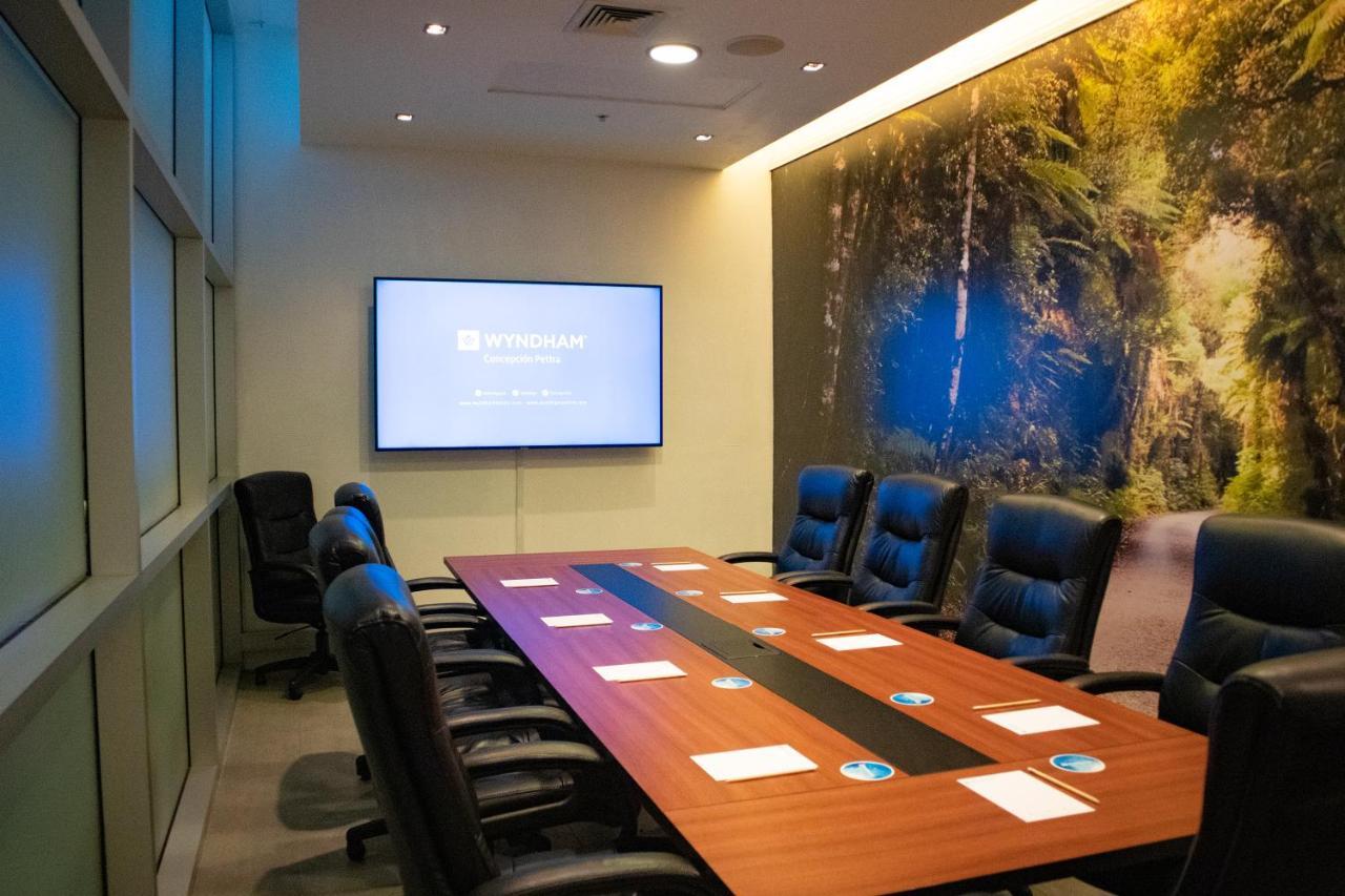 Wyndham Concepcion Pettra 호텔 외부 사진 A meeting room at the headquarters of the National Oceanic and Atmospheric Administration