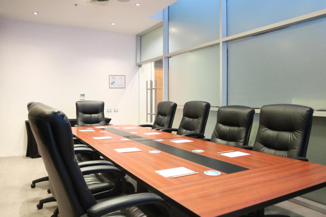 Wyndham Concepcion Pettra 호텔 외부 사진 A conference room