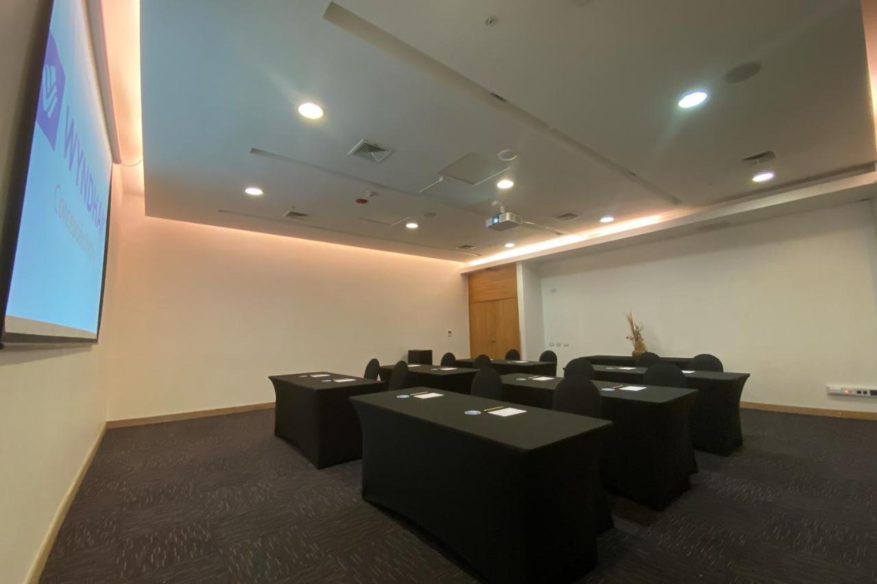 Wyndham Concepcion Pettra 호텔 외부 사진 A meeting room at the National University of Singapore