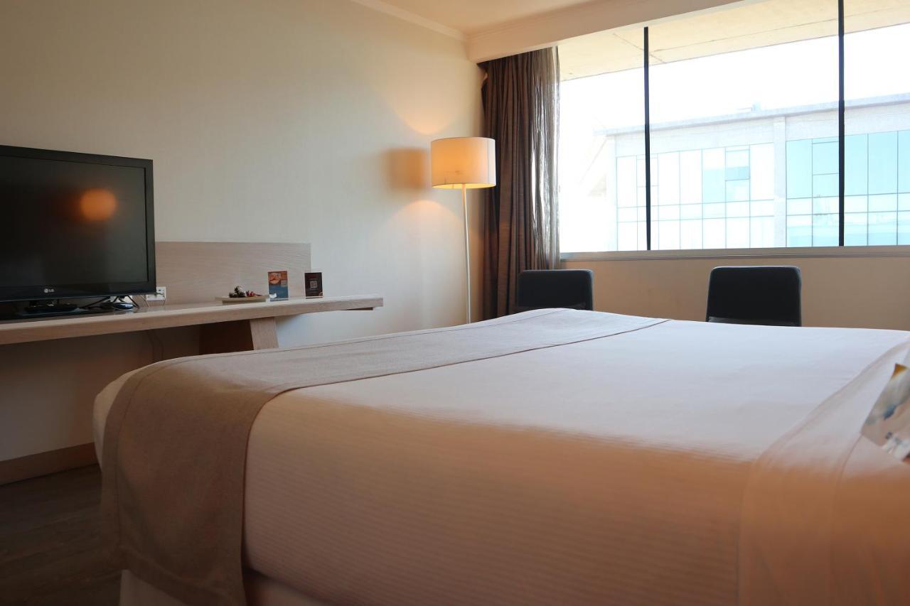 Wyndham Concepcion Pettra 호텔 외부 사진 A room at the hotel