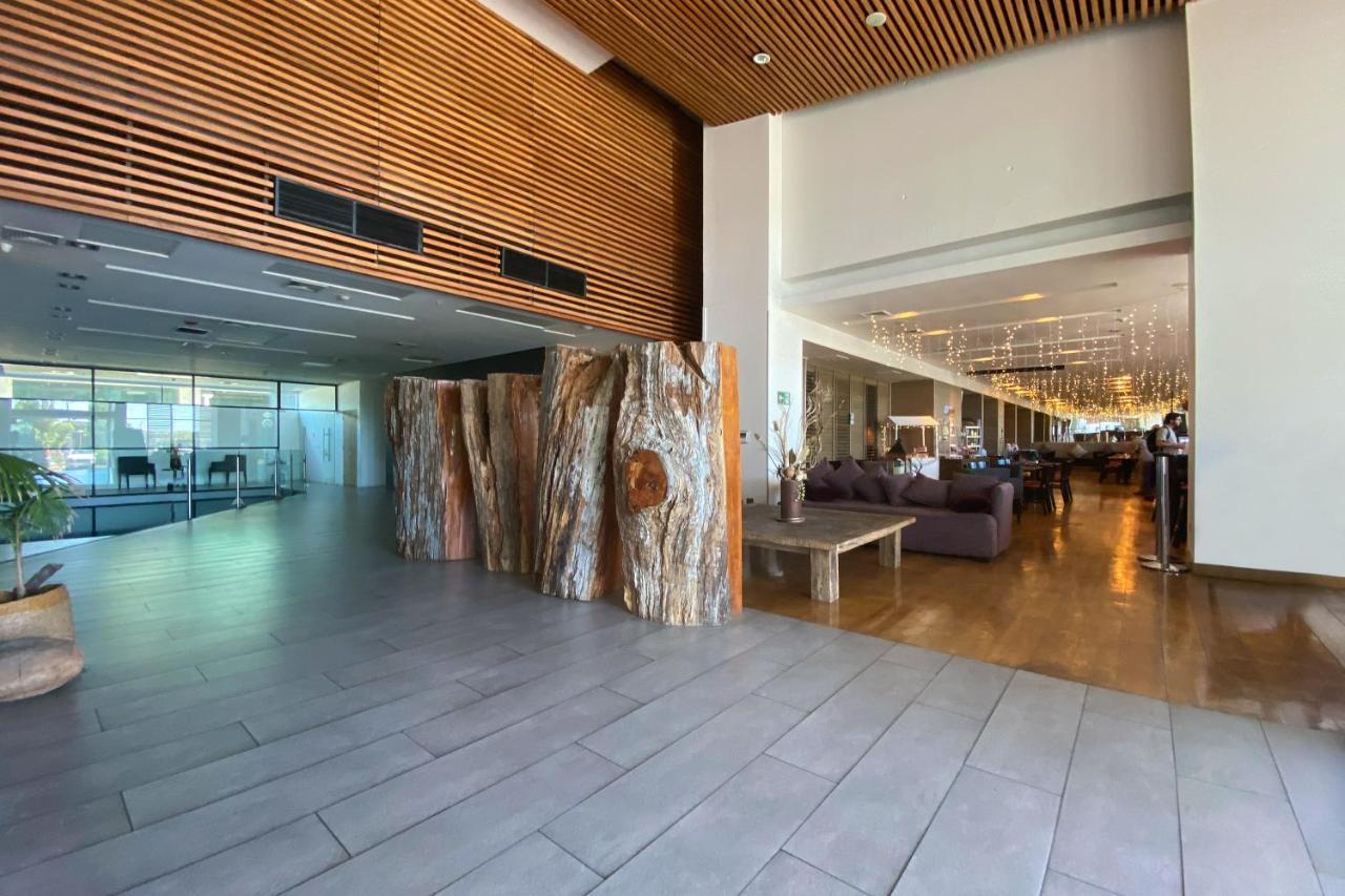 Wyndham Concepcion Pettra 호텔 외부 사진 Interior of the lobby