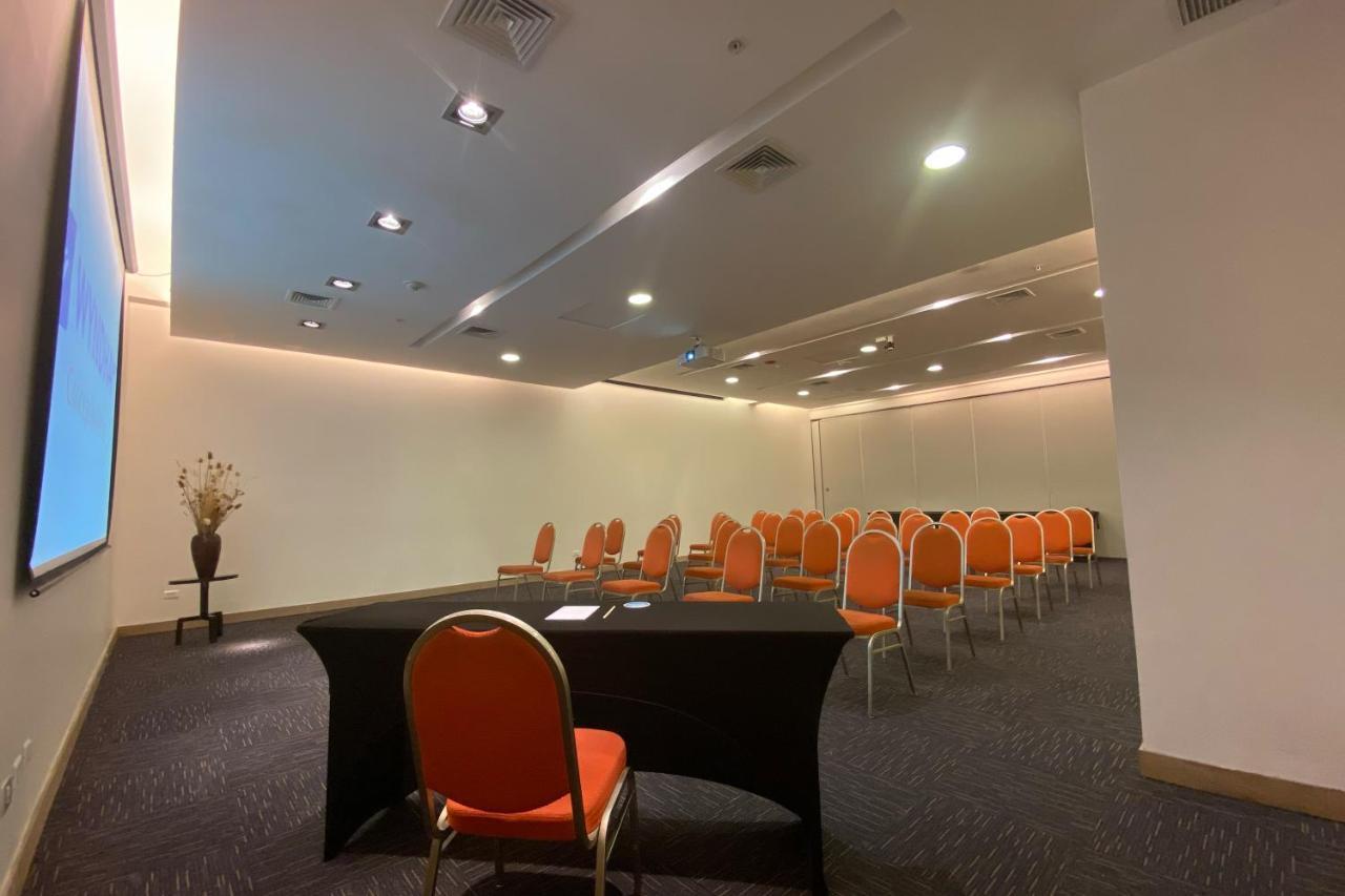 Wyndham Concepcion Pettra 호텔 외부 사진 A meeting room at the hotel