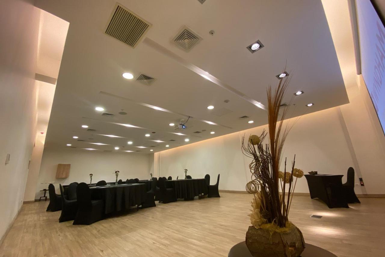 Wyndham Concepcion Pettra 호텔 외부 사진 The interior of the conference room